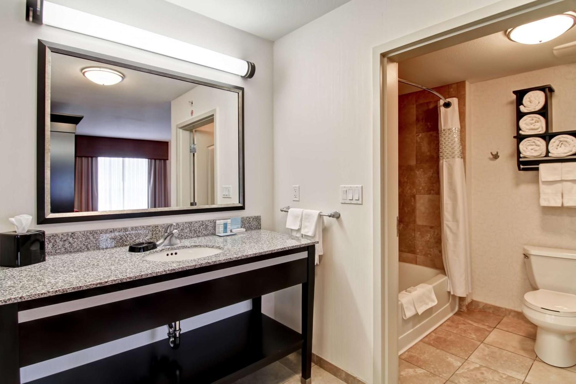 Hampton Inn & Suites Red Deer Penhold Kültér fotó