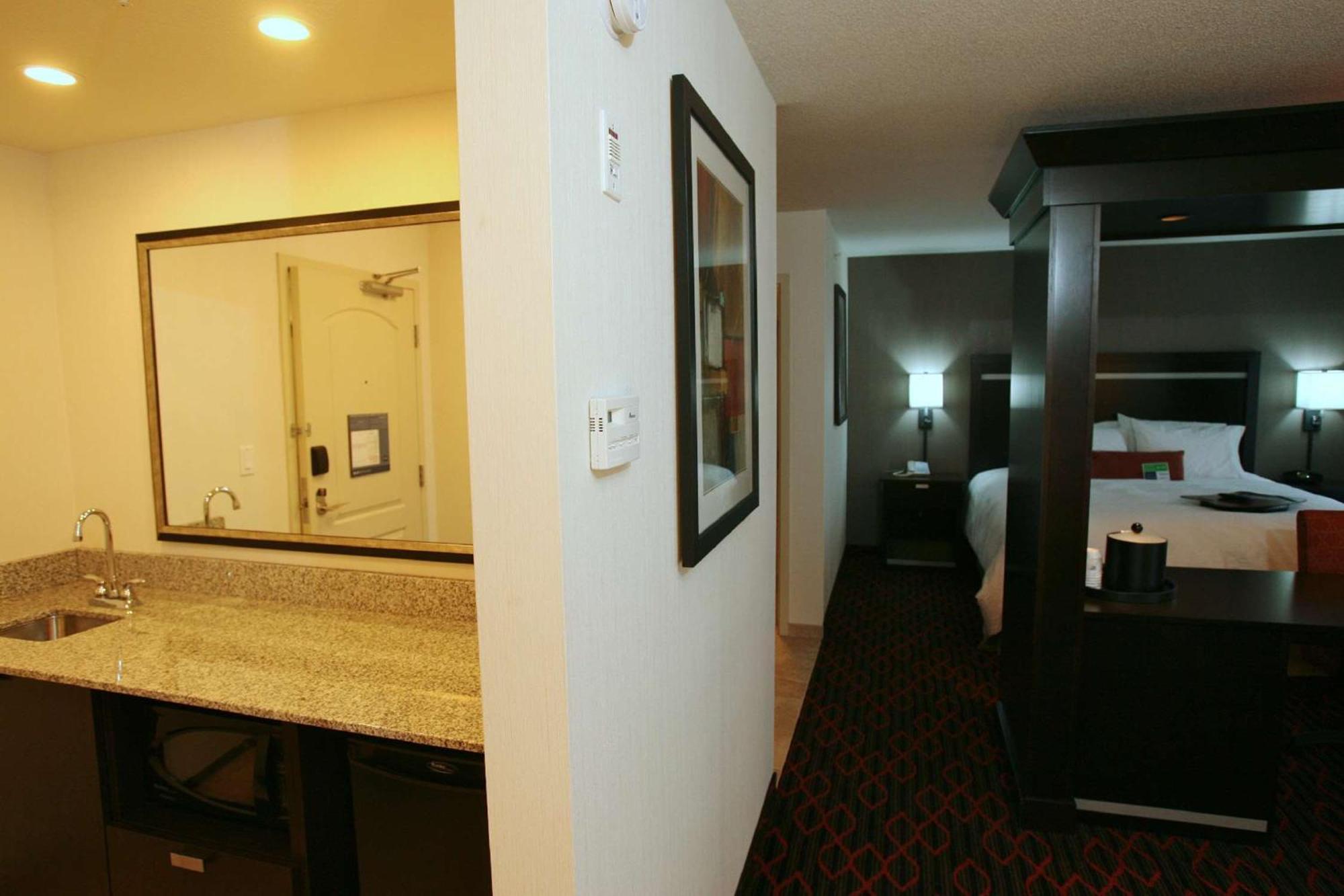 Hampton Inn & Suites Red Deer Penhold Kültér fotó